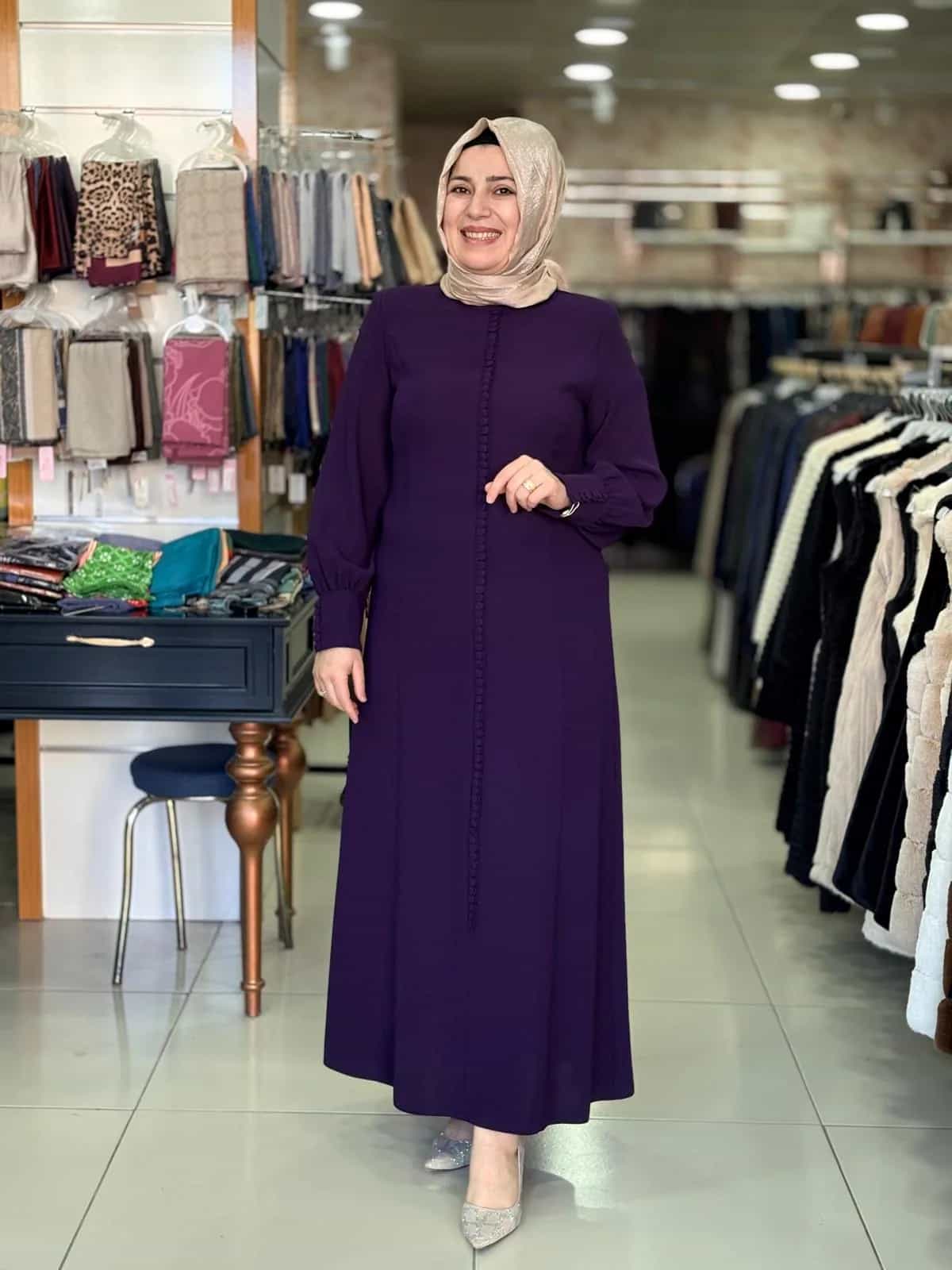 ÖNÜ DÜĞMELİ ELBİSE