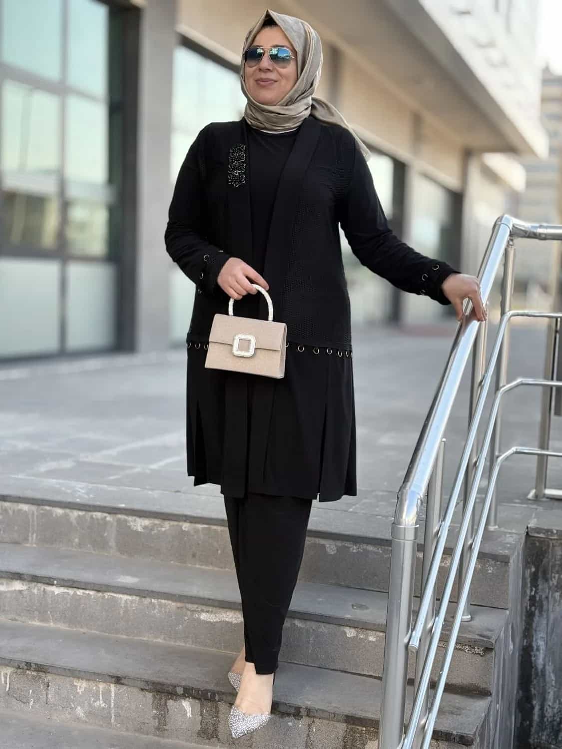 PANTOLONLU TAKIM FİLE BROŞ DETAYLI
