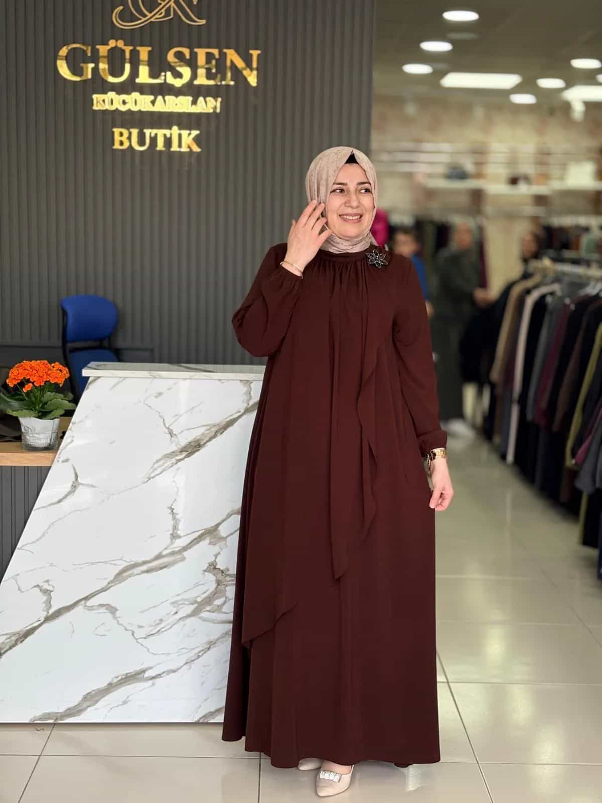 BROŞ DETAYLI ELBİSE