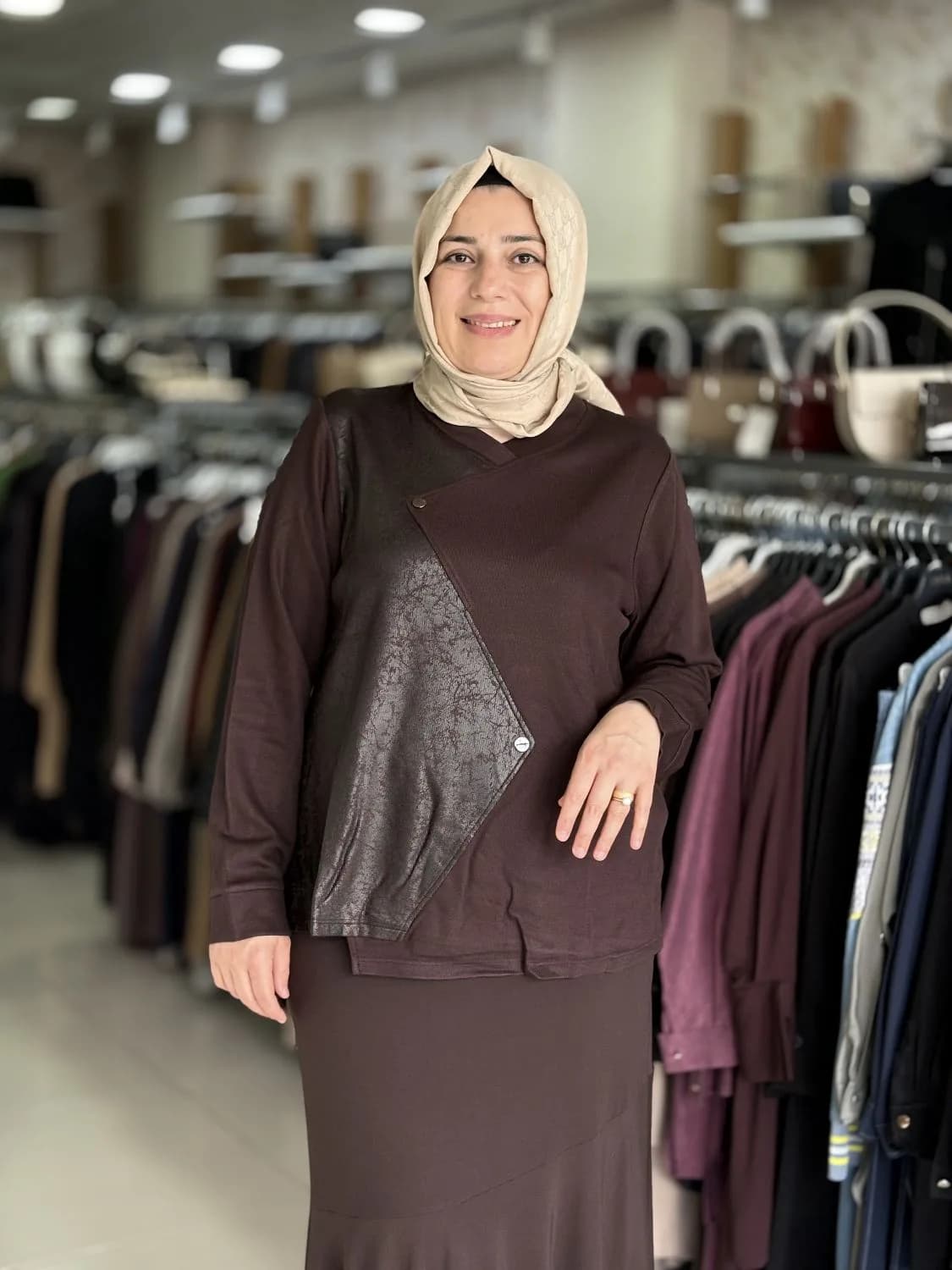 BLUZ DÜĞME VE DERİ DETAYLI
