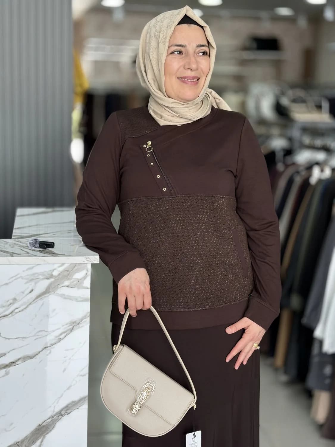 BLUZ FERMUAR VE KUŞ GÖZÜ DETAYLI